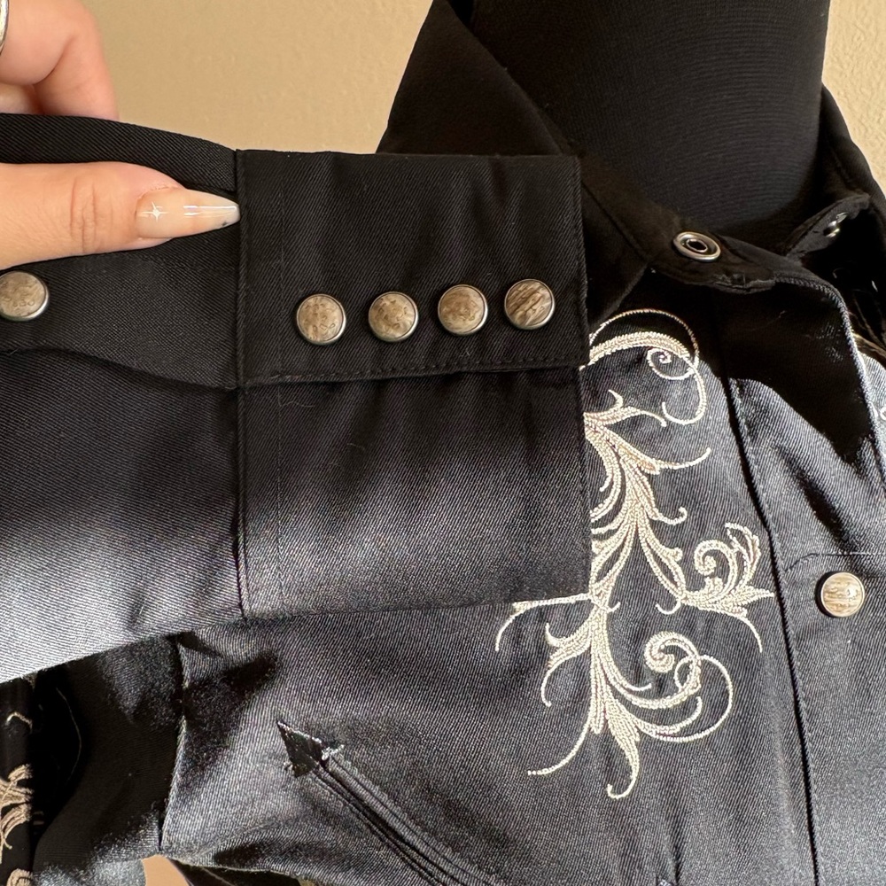 Roper Black Button-Up Shirt with Beige Embroidery🖤 - Picture 5 of 9